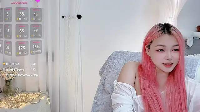 -Nini-- stripchat live cam model
