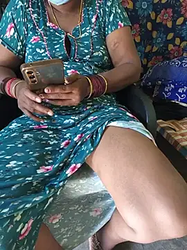 Tamilselviroja- stripchat live cam model
