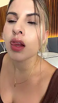 EmiilyAdams_ stripchat live cam model