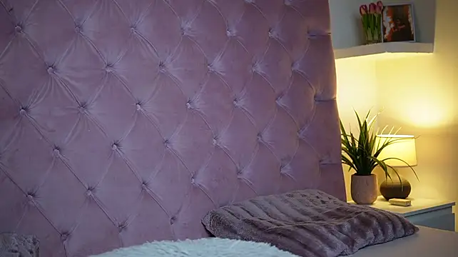 MaiaMini stripchat live cam model