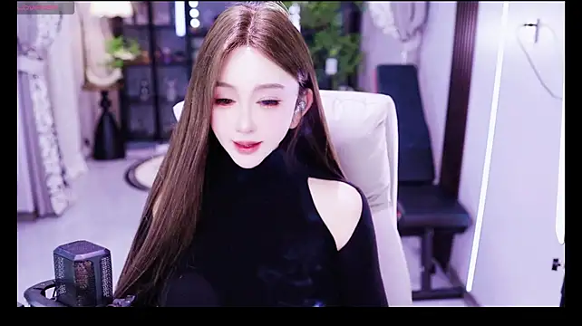 Liora- stripchat live cam model