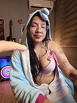 Danelyhit stripchat live cam model