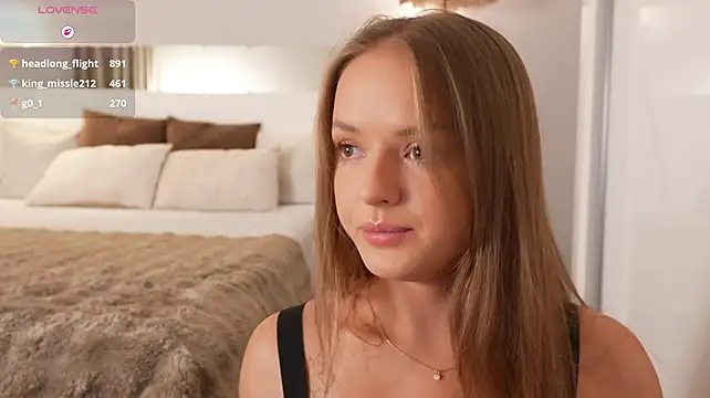 lunaaauraaaa stripchat live cam model