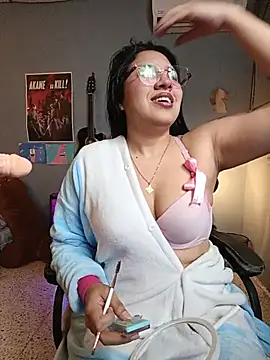 Danelyhit stripchat live cam model