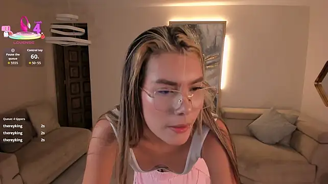 NiaSalvatore stripchat live cam model