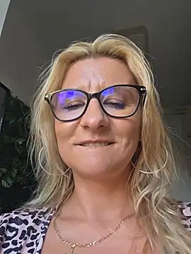 KaylinJan stripchat live cam model
