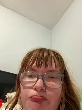 kinzieluvvv stripchat live cam model