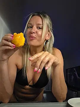 SpicyVicky stripchat live cam model