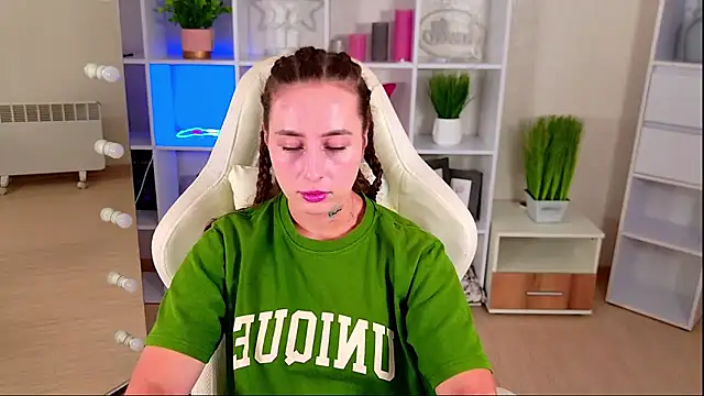 NadinnL stripchat live cam model