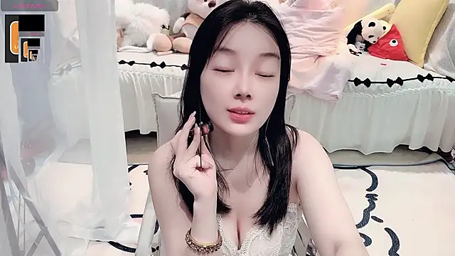 AKiKi711 stripchat live cam model