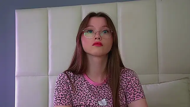 KeiraAsti stripchat live cam model