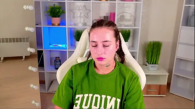 NadinnL stripchat live cam model