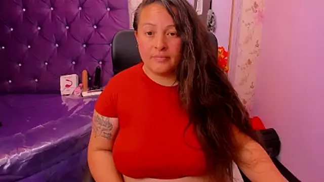 SaraThonson_ stripchat live cam model