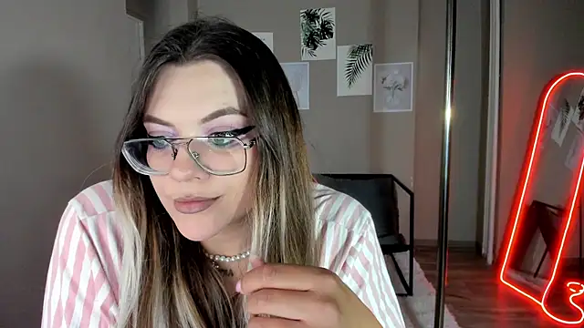 MiraTorson stripchat live cam model