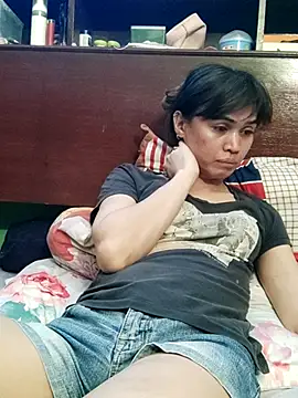 QueenSoreal stripchat live cam model