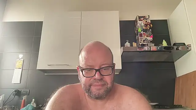 theitalianbear stripchat live cam model