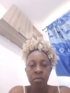 yolanda2 stripchat live cam model