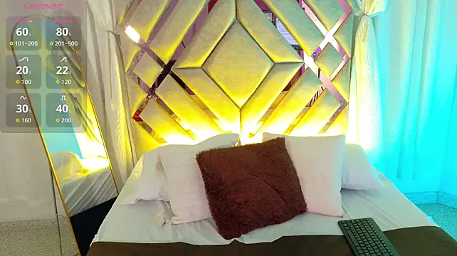 MilaMonroeX stripchat live cam model