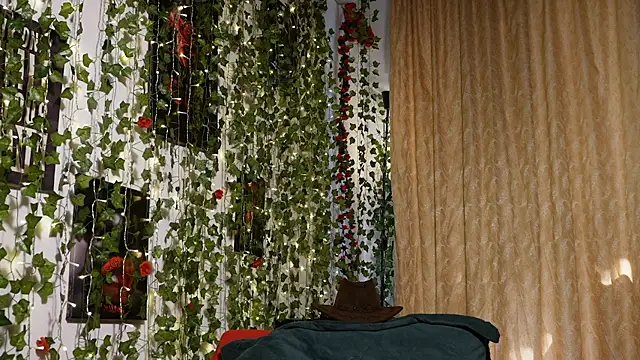 NaughtYHomemadE stripchat live cam model