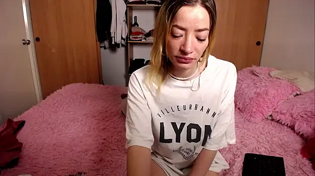 zoe_jones13 stripchat live cam model
