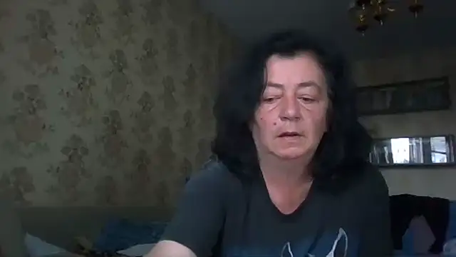 GypsiQueen2 stripchat live cam model