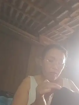 mi-key- stripchat live cam model