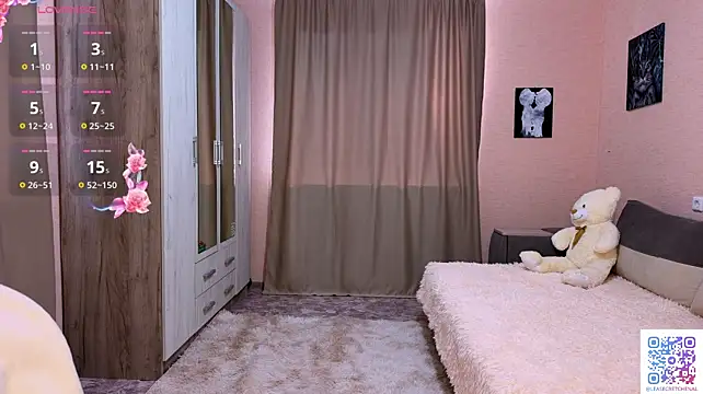 PlayfulLea stripchat live cam model