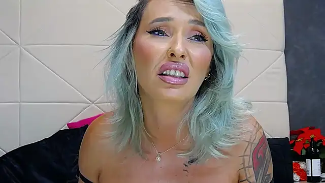 IssaSmith stripchat live cam model