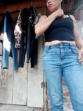 Bella-lynlyn stripchat live cam model