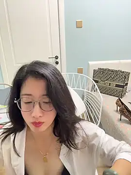 weiwei103 stripchat live cam model