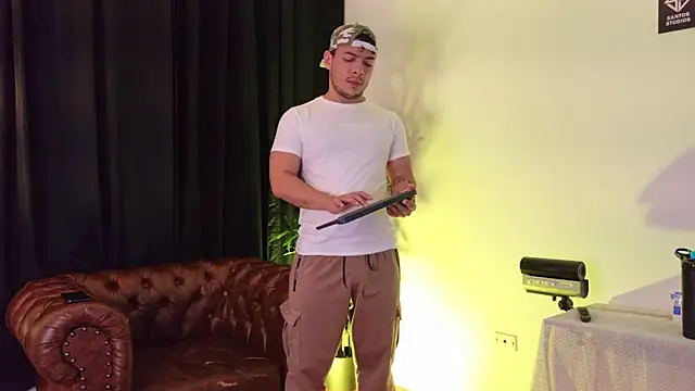 OliverWyse stripchat live cam model