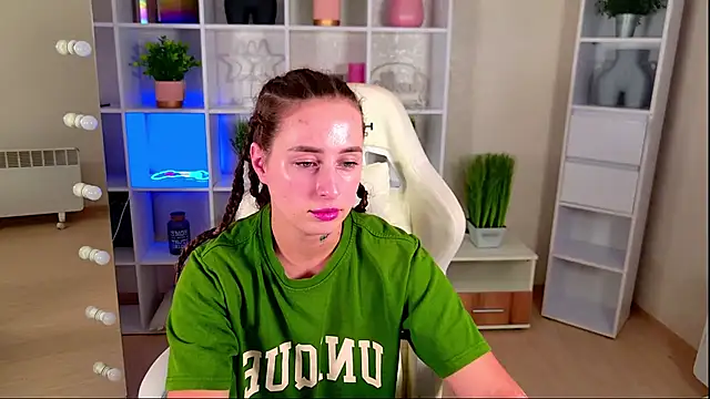 NadinnL stripchat live cam model