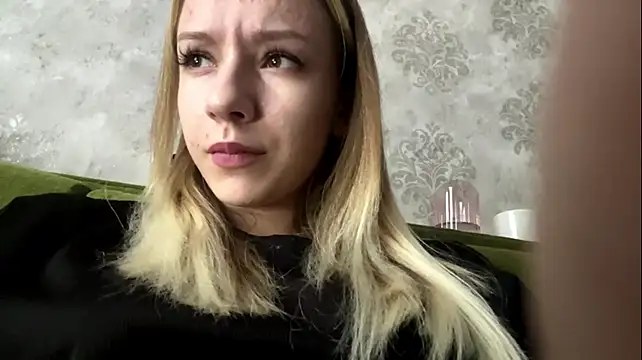 LeomaCrozat stripchat live cam model