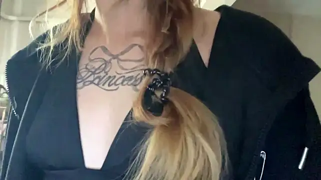meowskyy stripchat live cam model