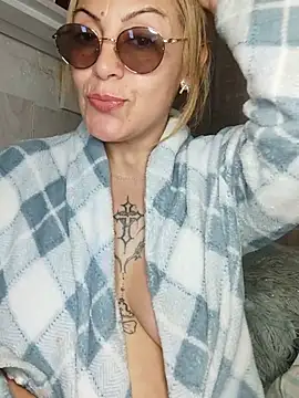 Gatithaaa stripchat live cam model