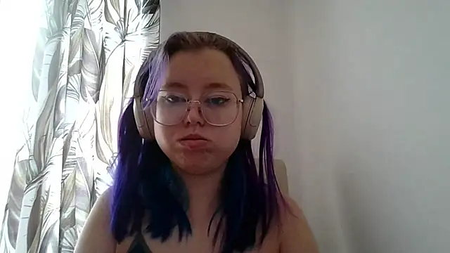 MaddieTeen stripchat live cam model