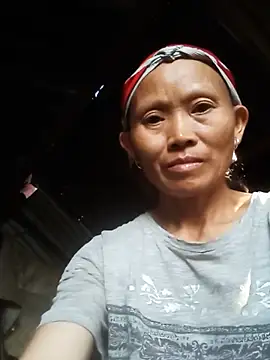 Nguyen_Emaa stripchat live cam model