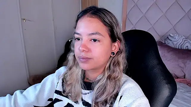 dulce_lyraa1 stripchat live cam model