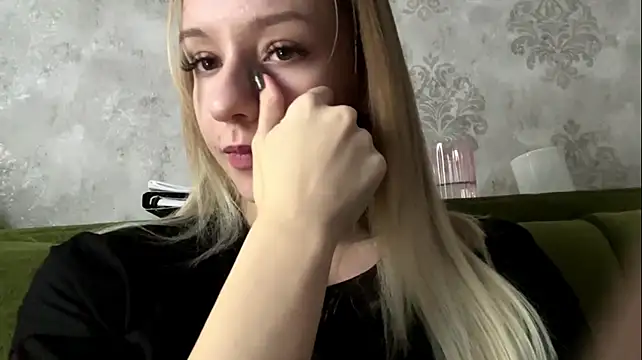 LeomaCrozat stripchat live cam model