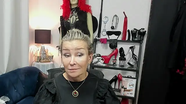 crystaLUX stripchat live cam model