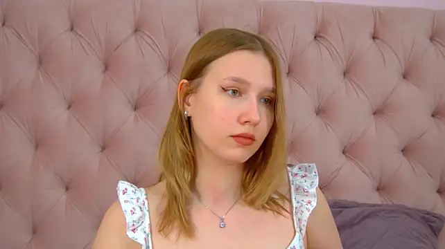 LiliLinn stripchat live cam model