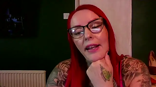 CurvyMatureScarletX stripchat live cam model