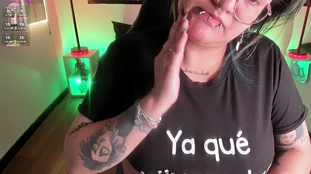 lucky-leah stripchat live cam model