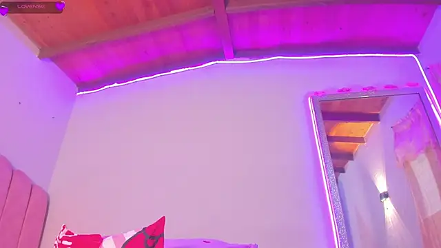 antonelllepiercee stripchat live cam model