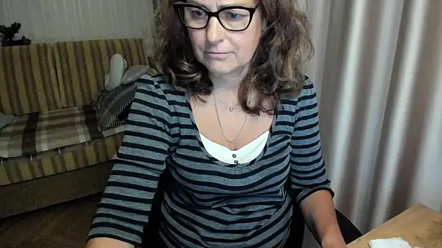 lauraoven stripchat live cam model