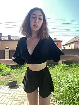LynaFrost stripchat live cam model