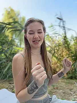 MilaMoone stripchat live cam model