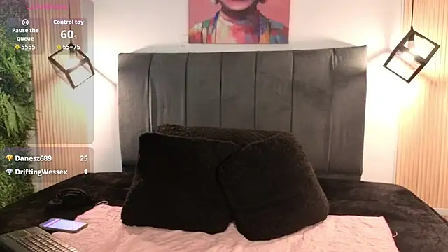 Jullzz__ stripchat live cam model
