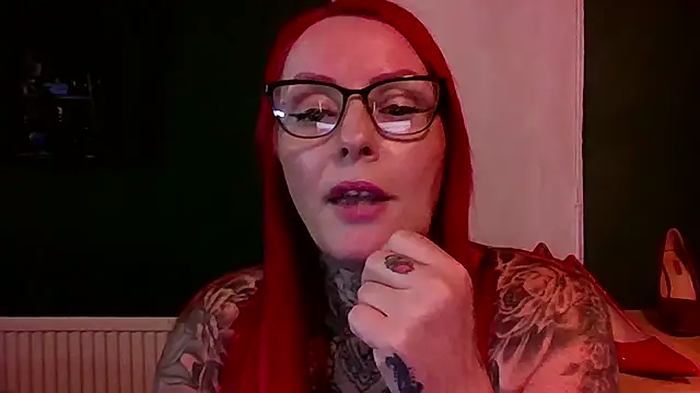 CurvyMatureScarletX stripchat live cam model