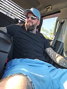 Beardedtattood stripchat live cam model